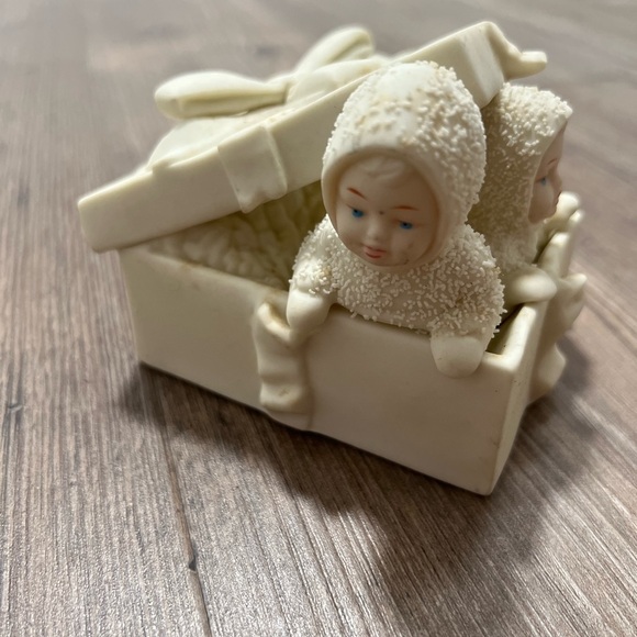 Retired 1987 Dept. 56 Snowbabies: Winter Surprise Vtg Porcelain Figurine no box - Picture 3 of 6